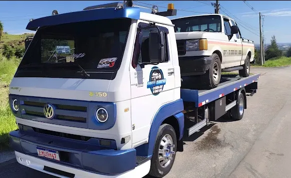 Caminhão da Souza Guincho transportando veículo utilitário